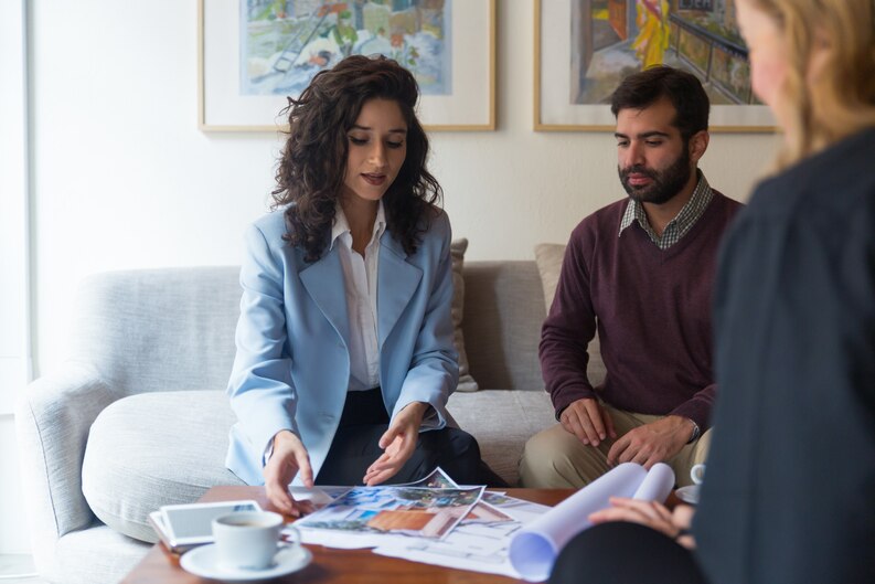 Mentor and mentee setting career development goals