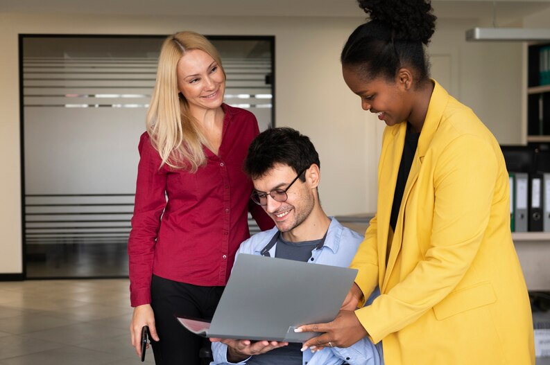 Employer mentoring student during placement