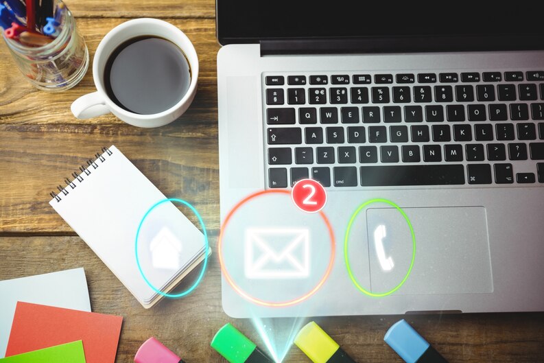 Future Finds contact options via email, phone, form, and chat.