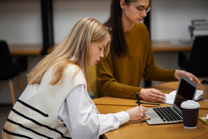 Mentor guiding a student during an internship