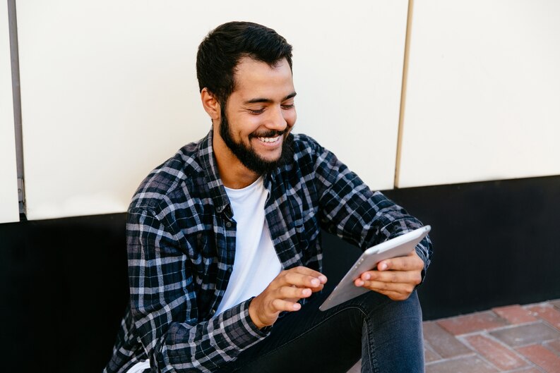 Happy Future Finds user providing feedback online."