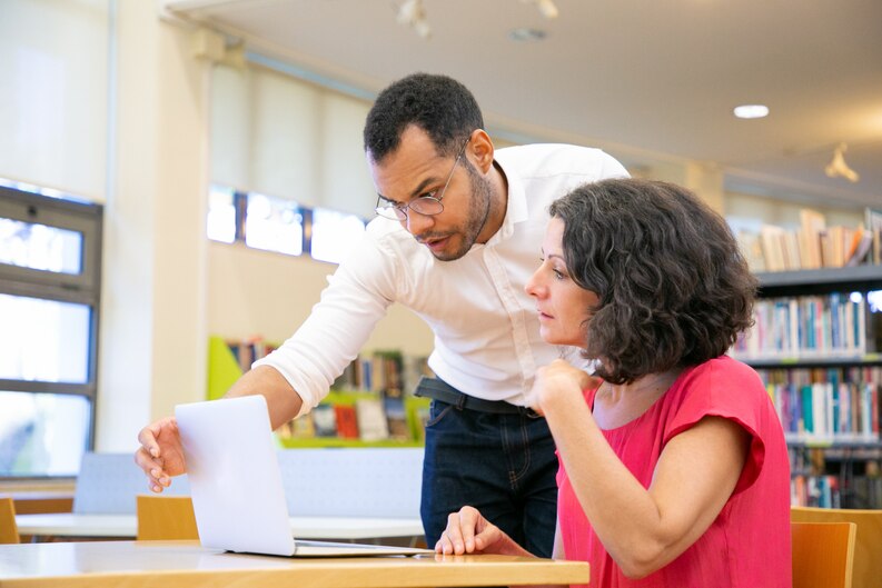 Mentor providing feedback to a student during workplace training"